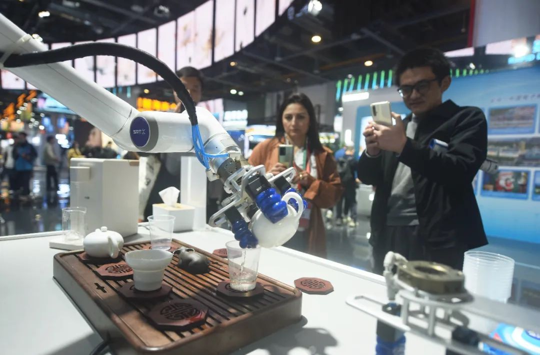 △2023年11月23日，观众在第二届全球数字贸易博览会上观看机器人泡茶。